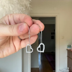 Silverörhängen med hjärtan - Super snygga silvriga örhängen jag köpt i Spanien! Dom är aldrig använda så väldigt bra skick och väldigt sköna!💕