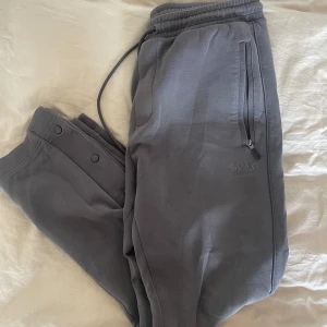 Mjukisbyxor Hugo Boss - Mjukisbyxor från Hugo Boss. Grå i storlek M. 
