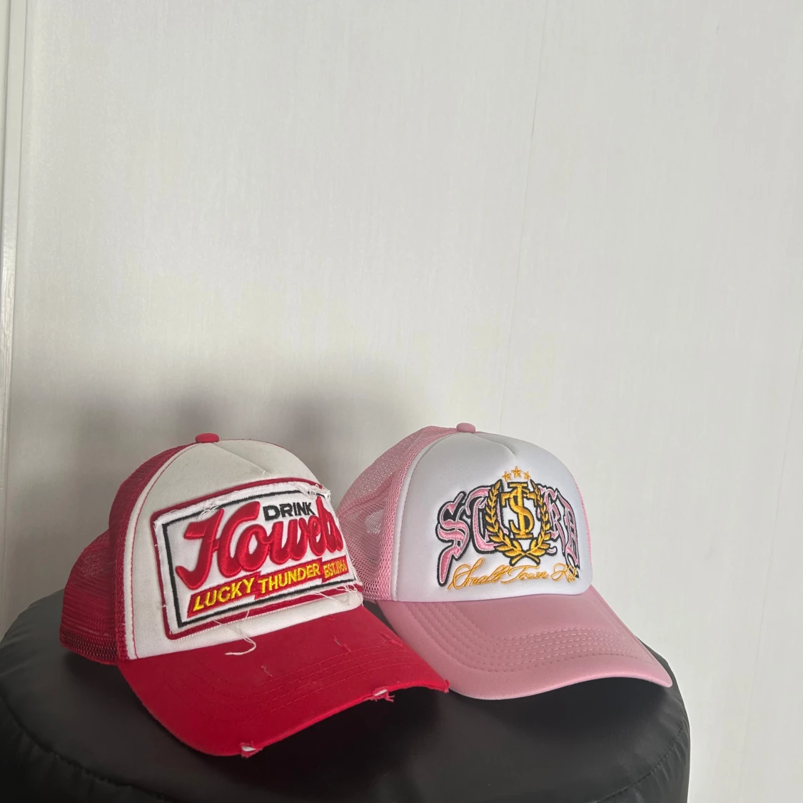 Två meshkepsar i rött och rosa - 1