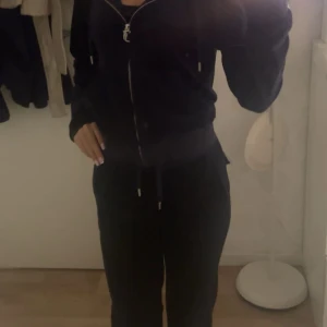 Juicy Couture sett - Marinblå mjukisett i märket juicy couture. Storlek xss på byxorna och xs på tröjan, originala priset för båda tillsammans är 2100, säljer de tillsammans för 900.