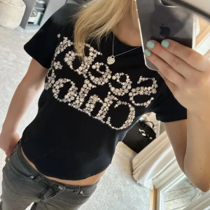 T-shirt från Chloe - Så snygg baby tee från Chloé 💘 I storlek S och sparsamt använd!