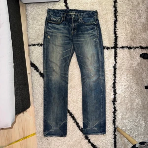 Hysteric glamour jeans - Säljer dessa riktigt feta hysteric glamour jeansen med en sjuk fade, svårt att hitta bättre🤯. Dem är i fint skick för deras ålder och dem har wear på sig men det är fett imo, det finns små fläckar som ni ser på sista bilden men det har inte stört mig. Pro tip är att använda galjtvål om ni vill få bort de, always works. Dem är i Size 32 men håll er till måtten för japanerna är ofta lite mindre än oss.                                 Mått: Midja: 41,5cm. Lår: 28,5cm. Längd:105cm. Benöppning:19,5.