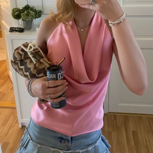 Rosa halterneck satintopp med knyt - ‼️SKRIV INNAN NI KÖPER‼️Slutsåld supersnygg rosa halterneck topp i satin med öppen rygg från Zara i storlek S. Inga defekter och endast använd 1 gång, alla bilder är mina! Man knyter den själv de bak, passar även M💕💕
