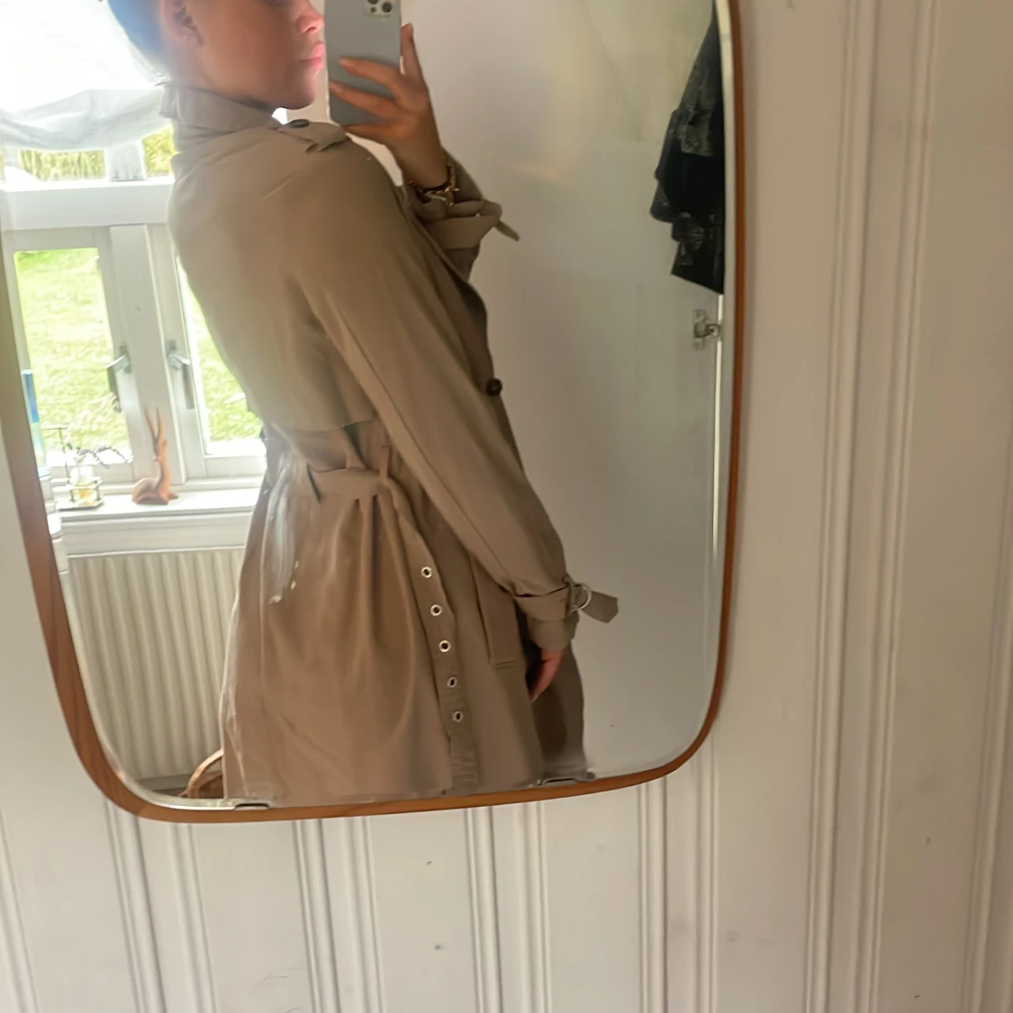 Beige trenchcoat med bälte och knappar - 2