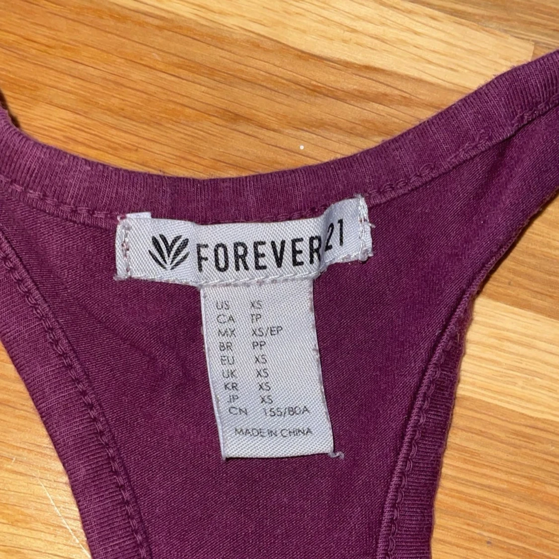 Vinröd/lila linnetopp från Forever 21 - 2