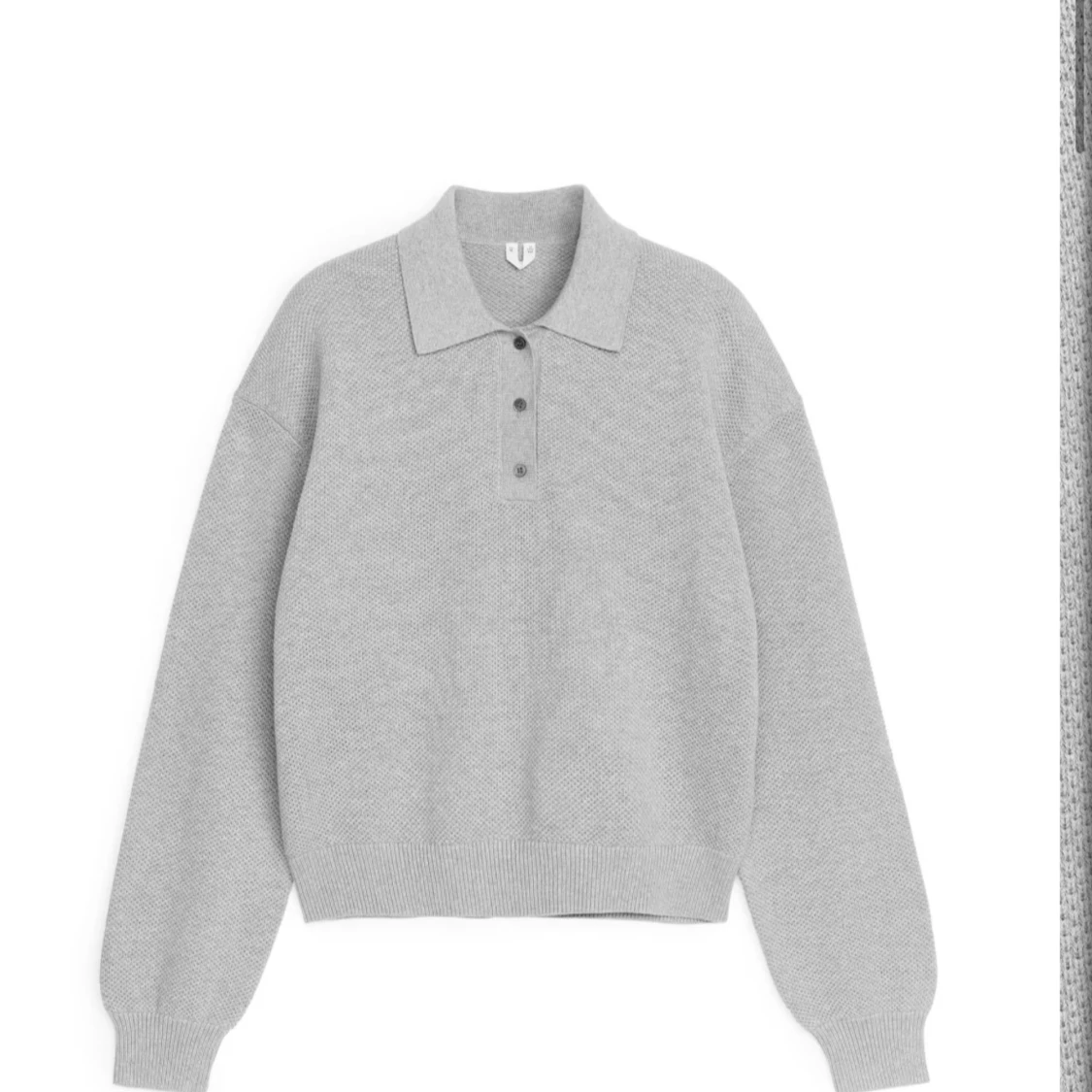 Grå stickad pikétröja från Arket