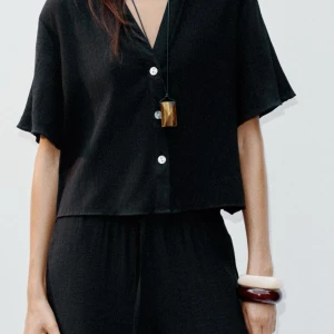 Svart kortärmad skjorta från Zara - Svart skjorta från zara. Aldrig använd. Prislappen kvar. 🤍 Storlek XS. Nypris:299