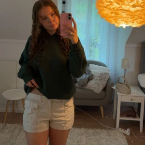 Superfina beiga lågmidjade cargo-inspirerade shorts! ✨ - Superfina beiga cargo-inspirerade shorts! ✨ Perfekta för sommarens alla outfits funkar lika bra till en hoodie som till ett linne eller en söt topp. Bekväm midja, sköna fickor och ett avslappnat men stilrent snitt. Från HM storlek M toppskick knappt använda!
