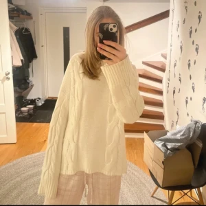 Vit stickad tröja - Så fin vit stickad tröja lager 157 men finns inte att köpa lägre, kan behövas tvättas men annars inga defekter💞 storlek M så den är lite oversized✨