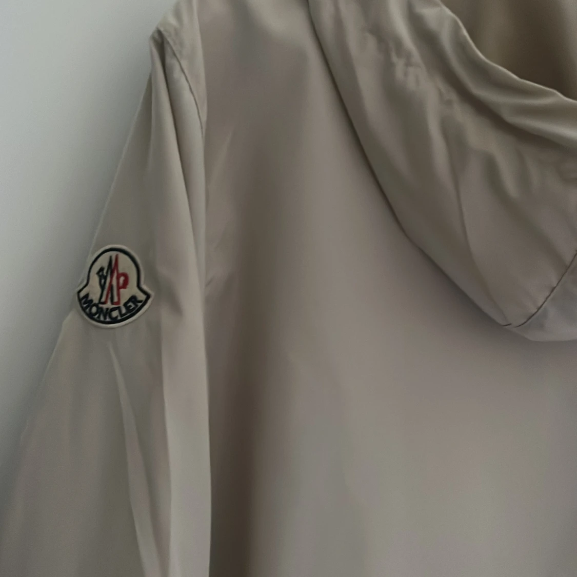 Beige vindjacka från Moncler - 4