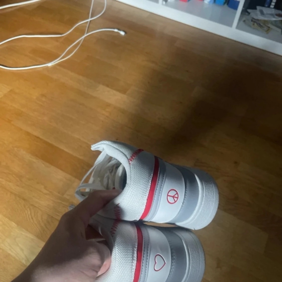 Adidas vita och röda sneakers high - 2