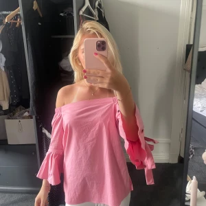 Rosa offshoulder blus med volangärm - Sjukt söt topp perfekt till sommaren🩷🩷