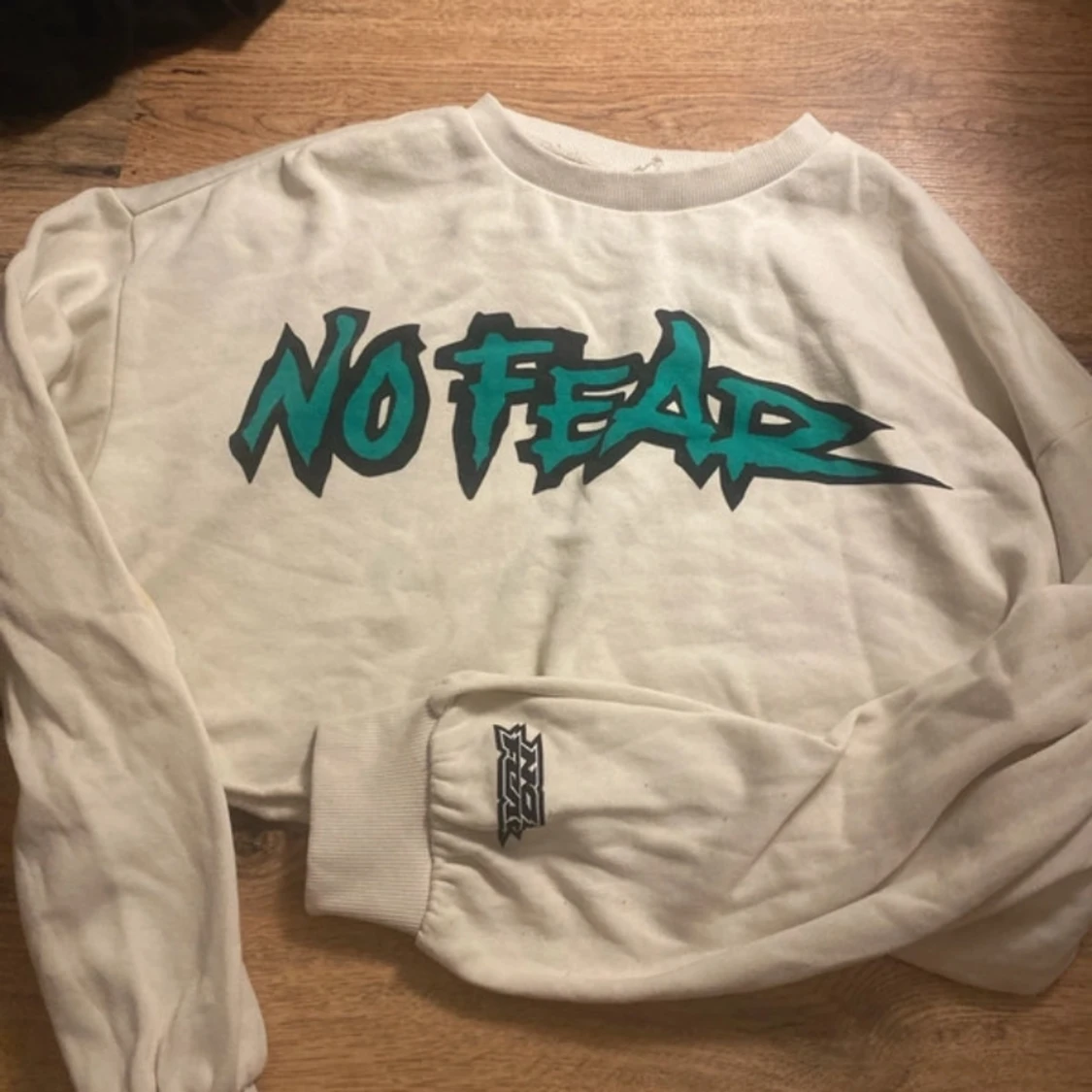 No Fear vit croppad sweatshirt