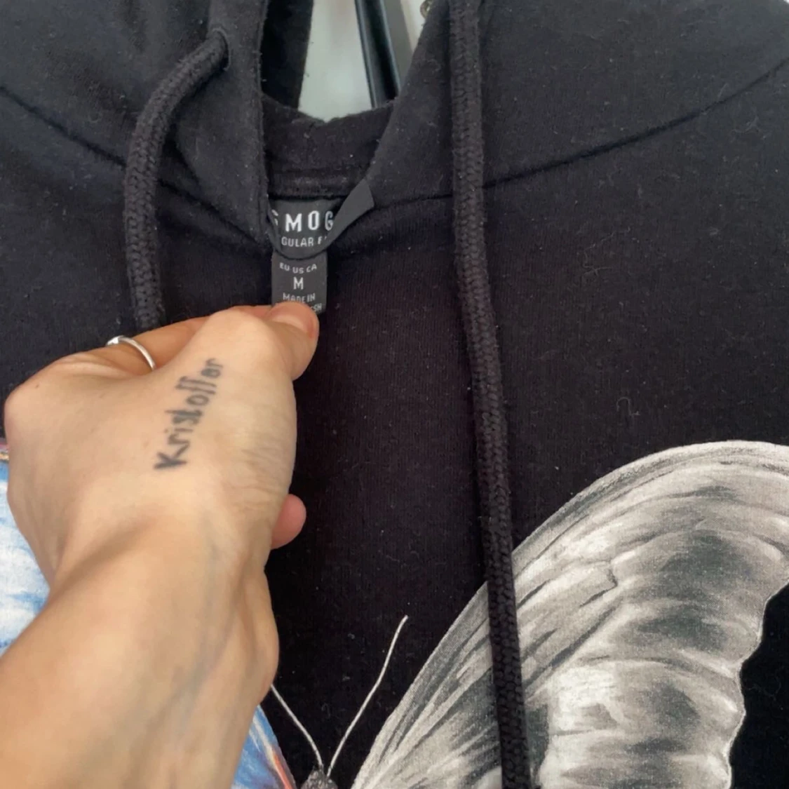 Svart hoodie med fjärilstryck från Smog - 1