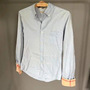 Burberry skjorta  - Snygg burberry skjorta i storlek XS. Bra skick utom en liten fläck vid nedre delen på magen. 