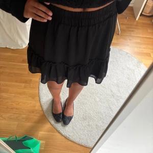 Svart kjol - Jätte söt svart kjol 