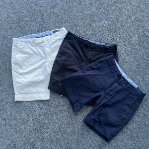 3-pack Polo Ralph Lauren shorts - Tre par shorts från Polo Ralph Lauren i vitt, mörkblått och marinblått. Alla i fint skick och i storlek 30  Mått Midja 80 Innerben 23 Lårvidd 56 Benvidd45