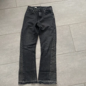 Zara flared jeans  - Fina jeans om du vill att dem ska gå över skorna, säljer för att dem inte passar men annars så är de inget fel på dem. St36 