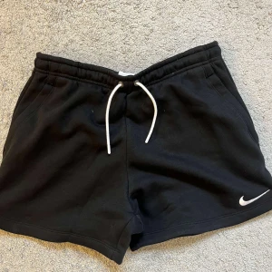 Svarta helt nya Nike - Svarta Nike shorts helt nya med prislapp kvar. Mjukt material, perfekta för till flera tillfällen. Snygg och enkla som funkar året runt.