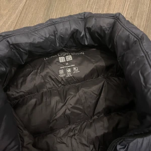uniqlo väst - tja, säljer denna väst i storlek Xs. Superfint skick, svart och blå. hör av er vid frågor och funderingar