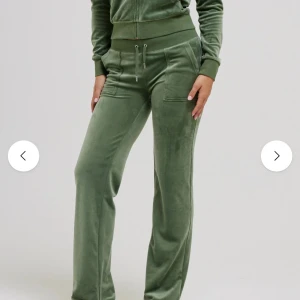 Gröna mjukisbyxor i velour - Snygga gröna mjukisbyxor i mjuk velour med raka ben och bred resår i midjan. Byxorna har snörning och stora fickor framtill, perfekta för en chill och avslappnad look. Nypris 1200 kr mitt pris 600 vid snabb affär kan priset sänkas 