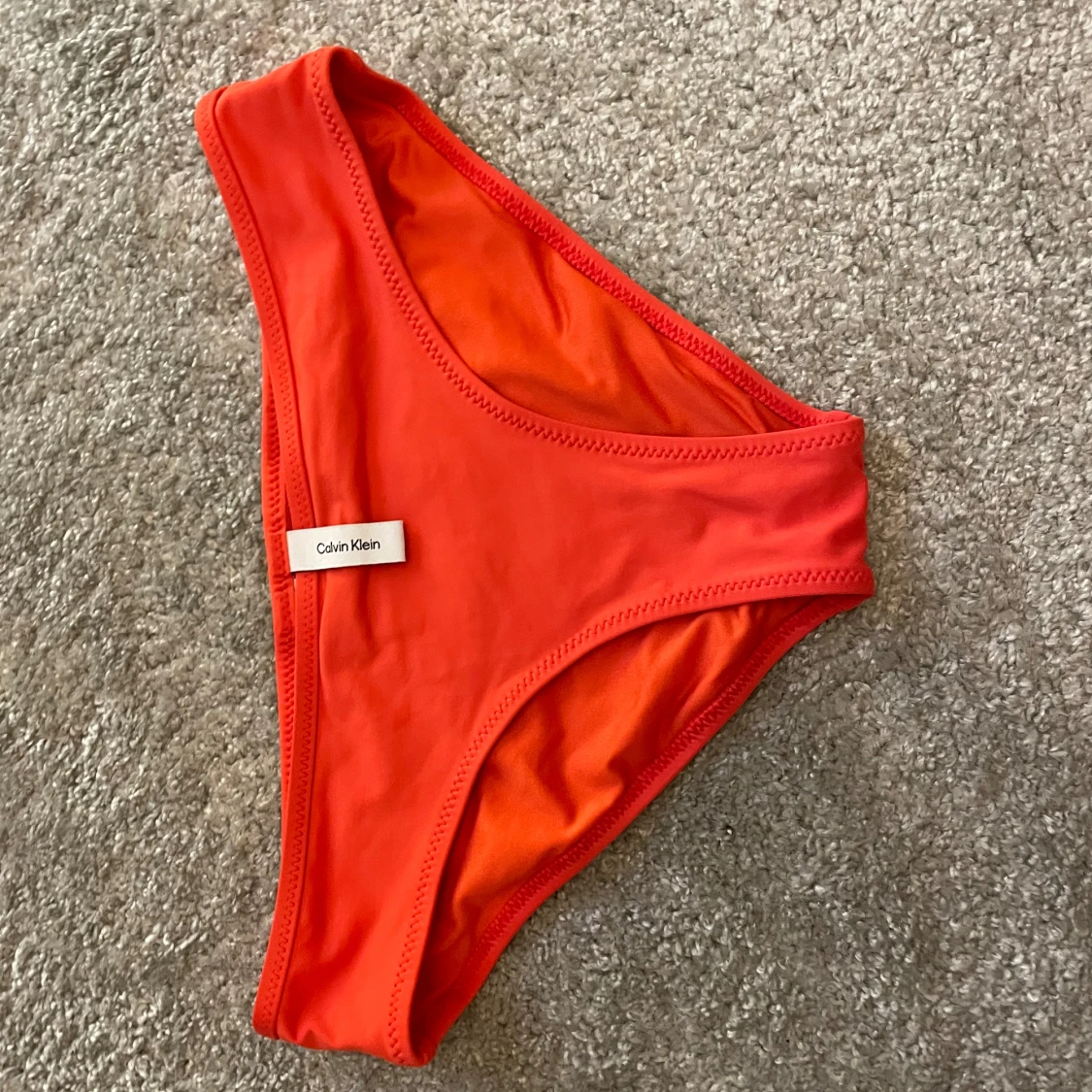 Två bikiniunderdelar Calvin Klein & mönstrad - 1