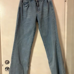 Ljusblå raka jeans - Söta baggy jeans med normal midjehöjd men kan även ha som lågmidjad med mjukt jeanstyg material 