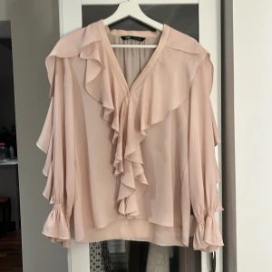 Rosa blus från Zara  - Säljer en rosa blus från Zara som passar perfekt till sommaren. 