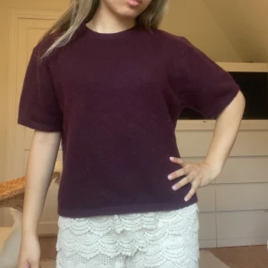 Stickad topp - Fin stickad topp från Gina Tricot. Vinröd i barnstorlek 158/164, passar xs. Slutsåld. Knappt använd