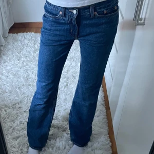 Blå Weekday jeans!!😍 - Säljer ett par blå jeans från Weekday, modell Twig. Jeansen har bootcut ben men heter straight i modellen men sitter som bootcut!!, normal passform, och använda ett fåtal gånger❣️❣️