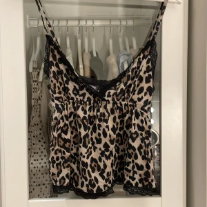 Tryck inte på köp knappen! Köp hos @alicen - Intresserad? Skriv och köp varan hos Alicen! Supersöt linnetopp från Gina Tricot i leopardmönster med svarta spetsdetaljer längs kanterna. Tunt tyg med smala axelband och lätt volang nedtill. Perfekt för dig som vill sticka ut med en trendig och djärv look.