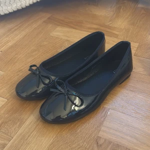 Marinblå ballerinaskor från NELLY - Säljer pga de var för små för mig. Aldrig använda, endast testade. De är storlek 38 men jag skulle säga att de är små i storleken så snarare än 37a. 
