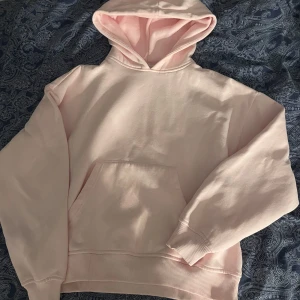 Ljusrosa hoodie från 157, storlek M - En fin basic ljusrosa hoodie från lager 157, aldrig andvänd💗🩷