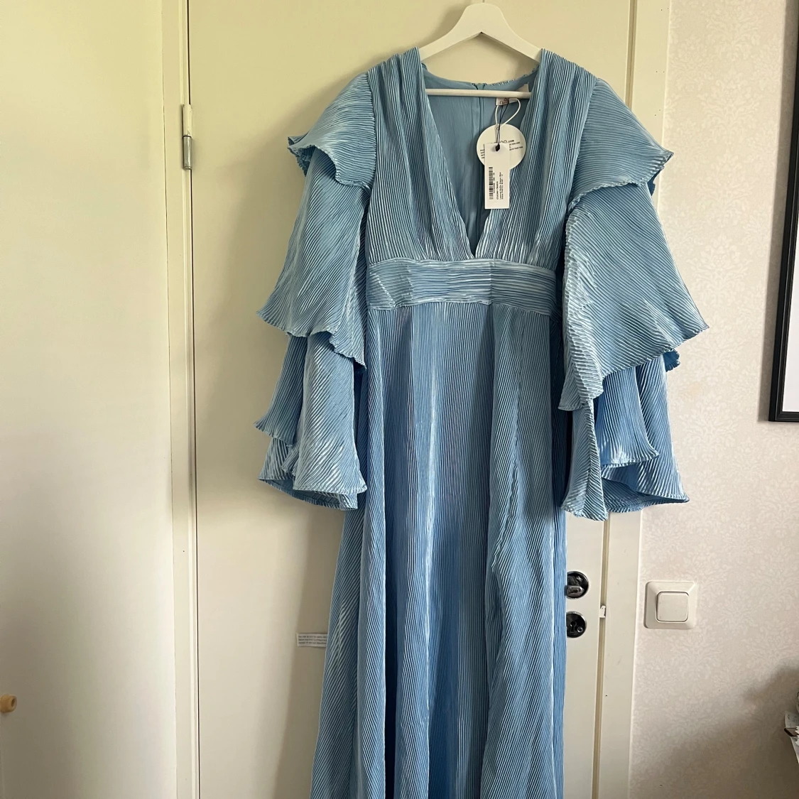 Pastellblå långklänning med volangärmar - 1