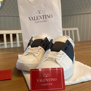 Valentino Garavani vita sneakers - Snygga Valentinos i mörk blå. Haft dom 5 -10 gånger max riktigt bra sick. Storlek 41 har inget kvitto. Då dom är för små och säljer dom.