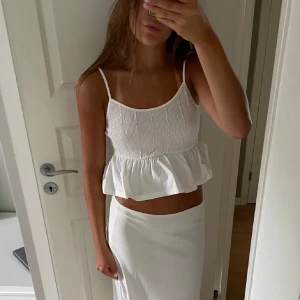 Vit linnetopp - Säljer en söt vit linnetopp som är köpt i Prag, Köpt för 499kr💓aldrig använd så är i nyskick, hör av dig vid funderingar, öppen för prisförslag 