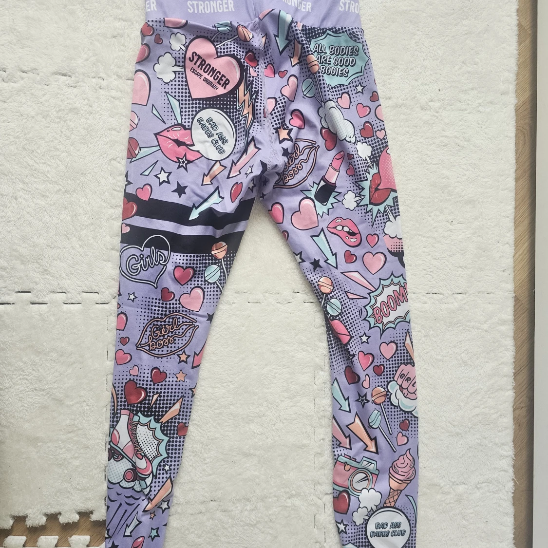 Lila leggings från Stronger med pop art - 1