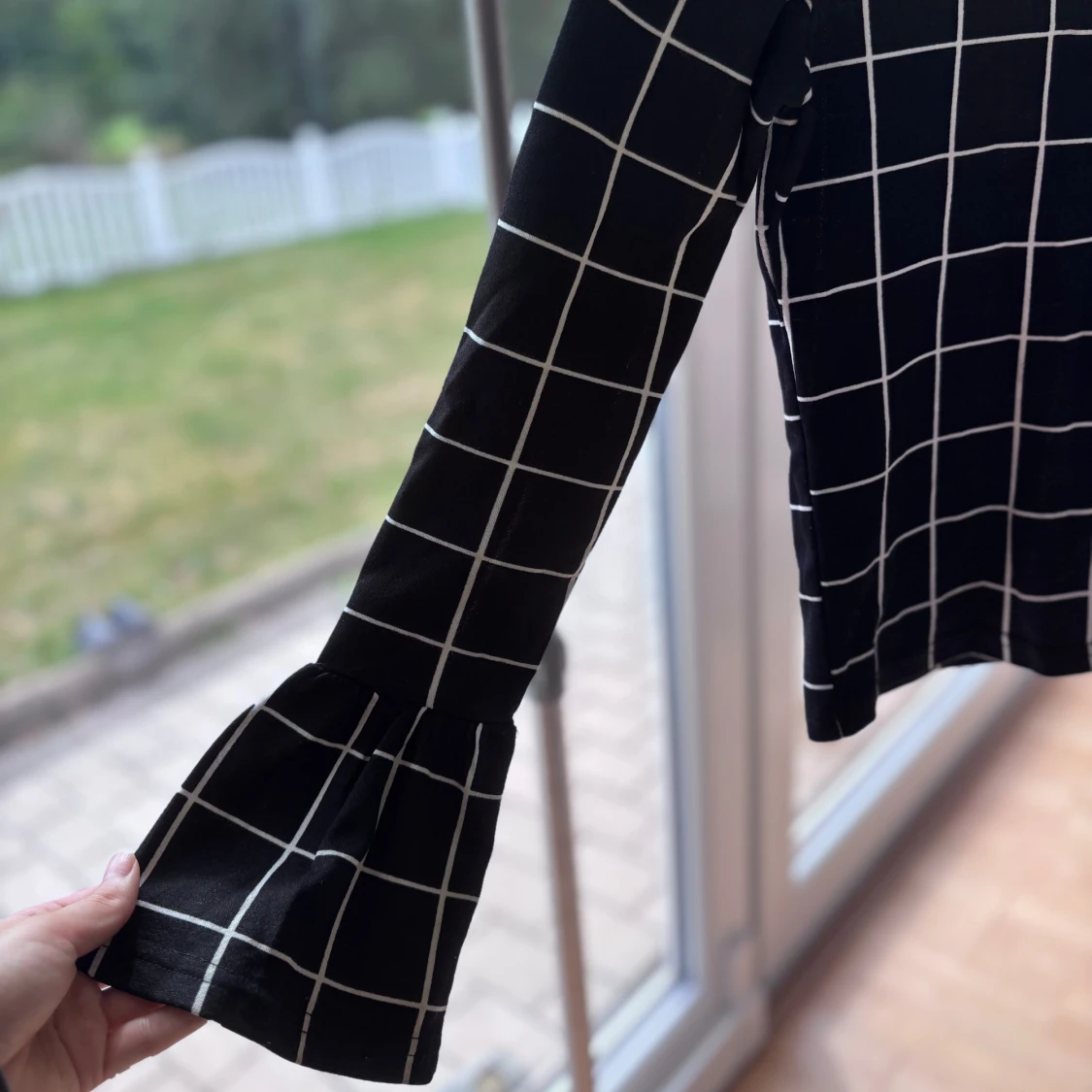 Svart rutig topp med trumpetärm  - 1