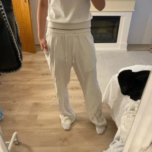 Vita linnebyxor - Sköna linnebyxor från lager157✨ Har ej möjlighet att stryka dessa  Har en jätteliten sminkfläck - se sista bilden (inget man tänker på alls)  Hör av dig om du har fler funderingar 🥰 
