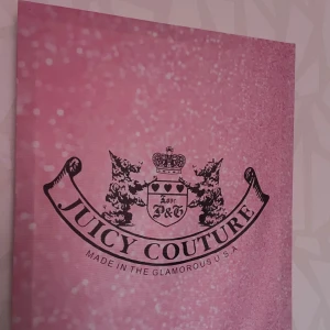 Juicy Couture Tavla  - Tavlan är 30x40cm. 