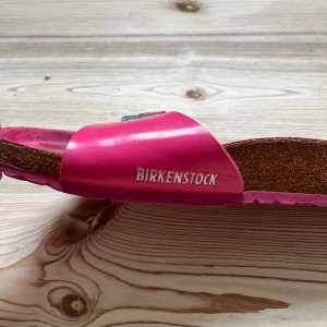 Rosa birkenstock tofflor  - Birkenstock tofflor i rosa, använt skick