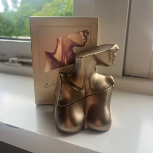 Eilish Eau de Parfum Billie Eilish 50ml - Billie Eilish parfym 50ml med boxen kvar. Knappt använd, sprayad max 5 gånger. Jättefin guldig flaska. 🤗