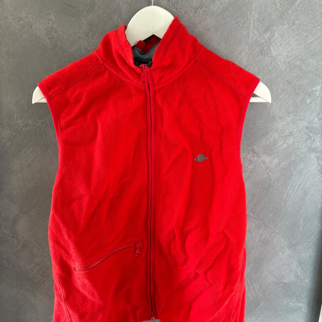 Röd fleeceväst från Planet Nusa