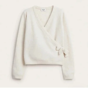 Beige omlottkofta med rosett från Kappahl - Supermjuk beige omlottkofta från Kappahl med v-ringning och knyt i sidan. Långärmad och stickad i ett skönt mjukt material💘bara andvändvänt ungefär 3 gg💗