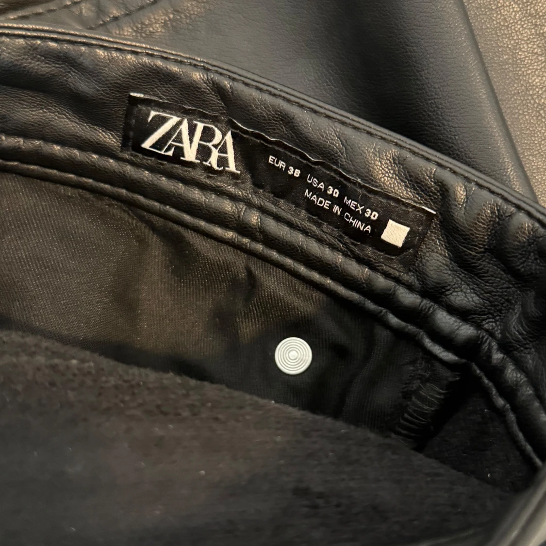 Svarta skinnbyxor från Zara, strl 38 - 1