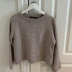 Beige stickad tröja från lager 157 XS -  beige stickad tröja från 157 i storlek XS. Bra skick men lite använd. 70kr