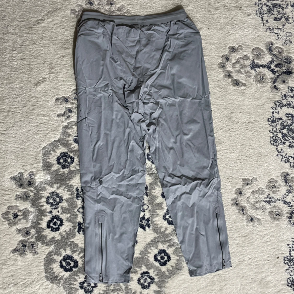 Grå träningsbyxor från Lululemon - 1