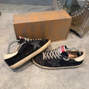 Golden goose skor - Säljer dessa feta golden goose skor i färgen navy blue, skicket är det samma som på bilderna vilket är väldigt bra, de har inga defekter alls förutom lite på hälen men det är inget stort så det kommer inte läcka in vatten eller så där, priset går att diskutera, kan ta emot byten vid tillfällen, för av dig vid andra frågor eller funderingar!