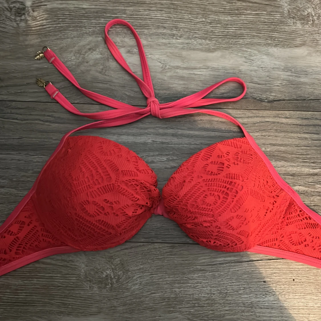 Korallfärgad bikiniöverdel med spetsdetaljer