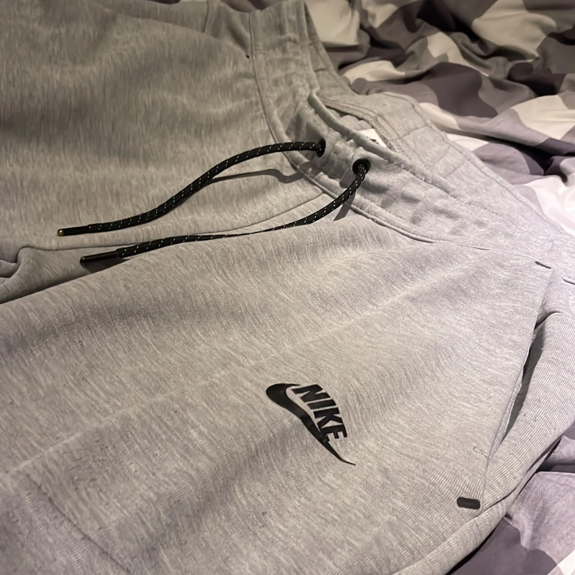 Grå mjukisbyxor från Nike, storlek M - 3